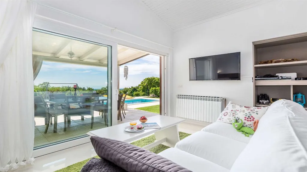 Višnjan Villa with Pool for 10 Guests