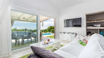 Višnjan Villa with Pool for 10 Guests