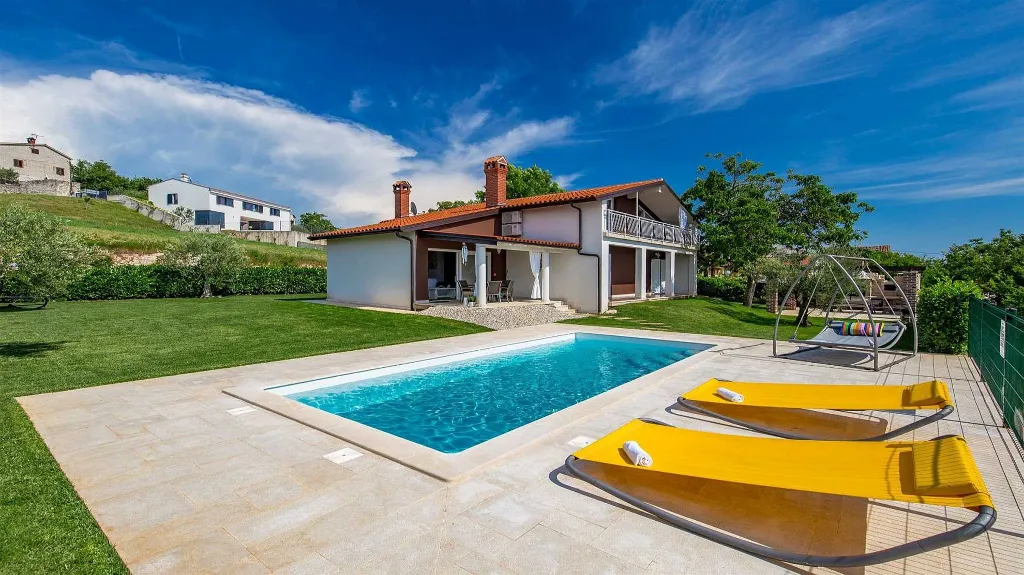 Višnjan Villa with Pool for 10 Guests