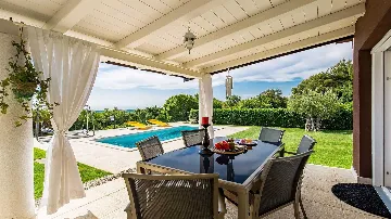 Višnjan Villa with Pool for 10 Guests