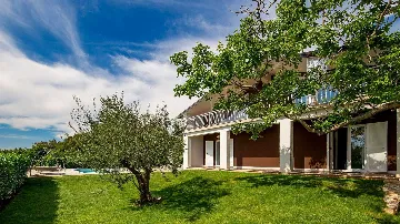 Višnjan Villa with Pool for 10 Guests