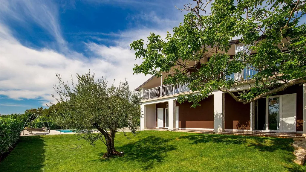 Višnjan Villa with Pool for 10 Guests