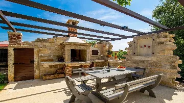 Višnjan Villa with Pool for 10 Guests