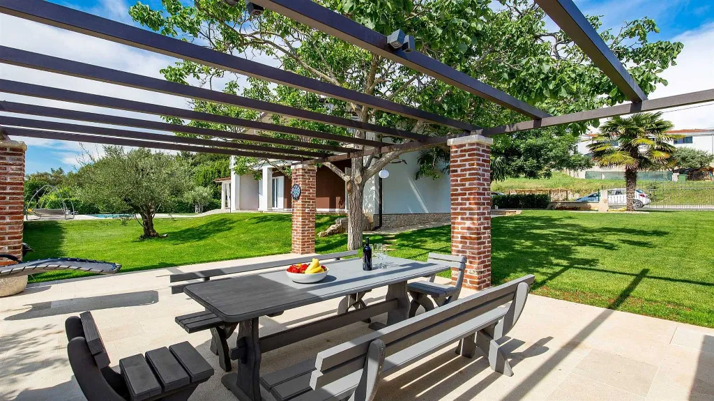 Višnjan Villa with Pool for 10 Guests