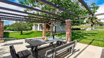 Višnjan Villa with Pool for 10 Guests