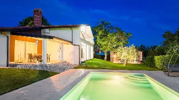 Višnjan Villa with Pool for 10 Guests