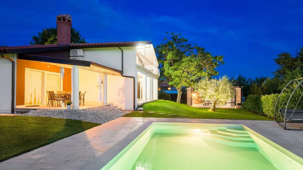 Višnjan Villa with Pool for 10 Guests