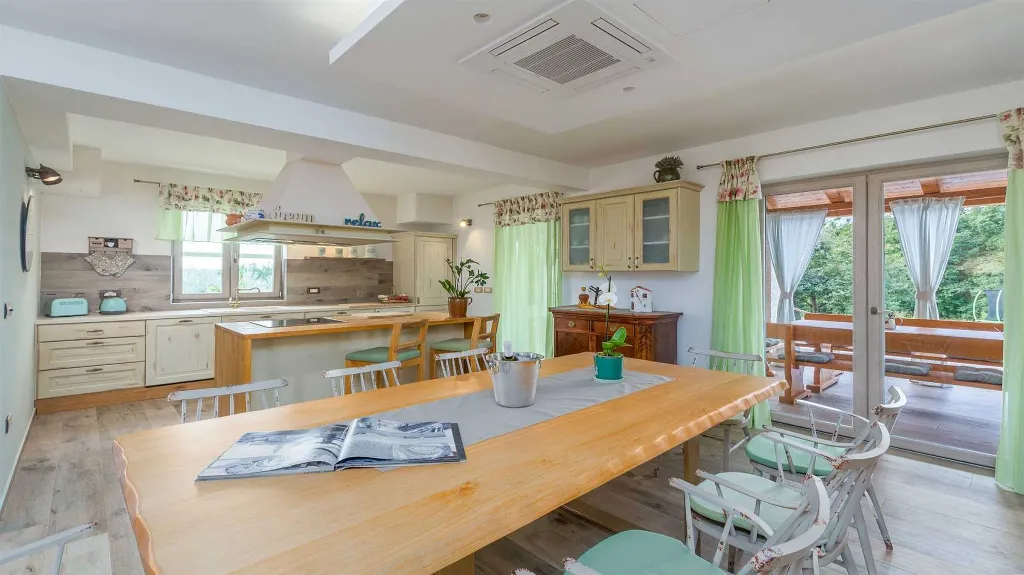 Villa for 8 Guests with Terrace in Višnjan