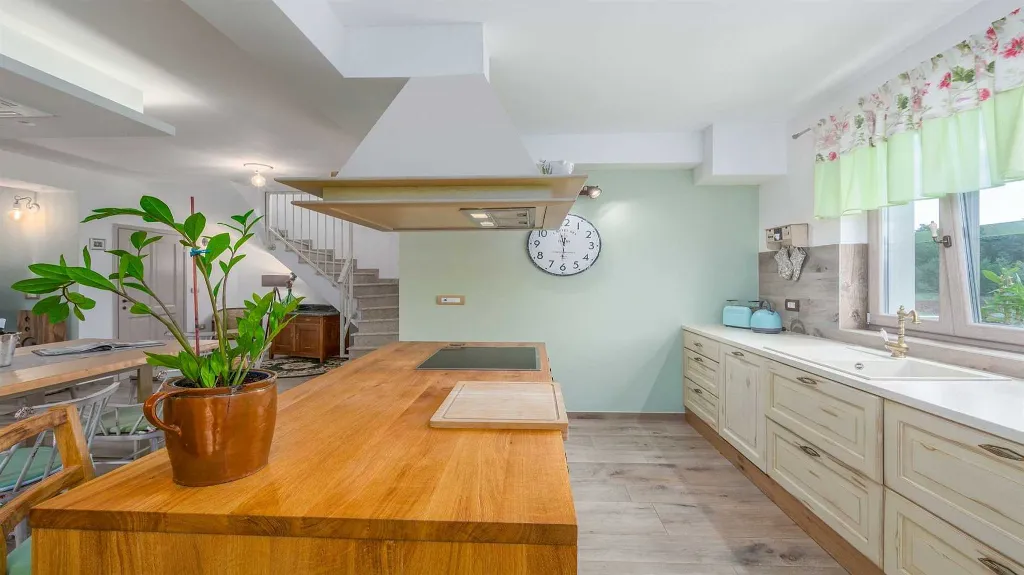Villa for 8 Guests with Terrace in Višnjan