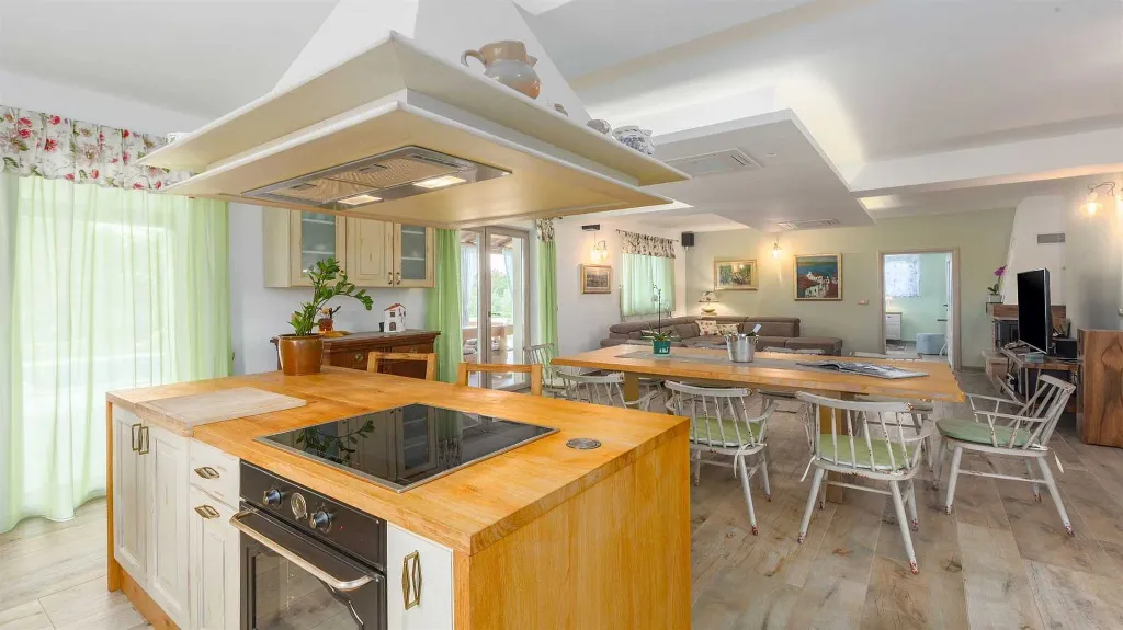 Villa for 8 Guests with Terrace in Višnjan