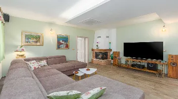 Villa for 8 Guests with Terrace in Višnjan