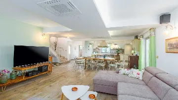 Villa for 8 Guests with Terrace in Višnjan