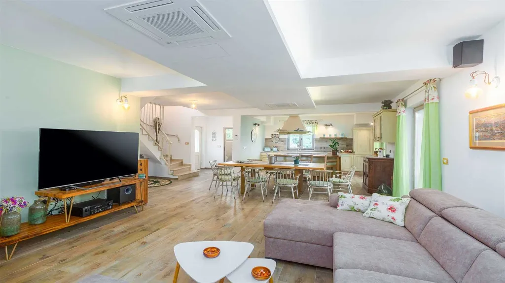 Villa for 8 Guests with Terrace in Višnjan