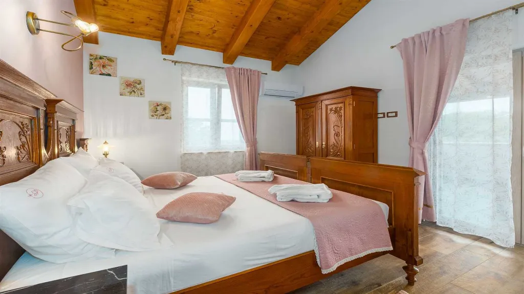 Villa for 8 Guests with Terrace in Višnjan