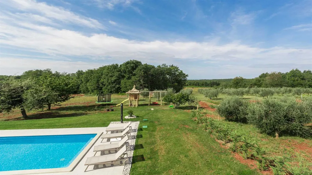 Villa for 8 Guests with Terrace in Višnjan
