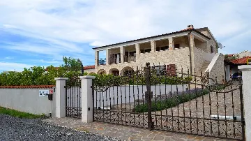Villa with Pool and Garden in Tinjan