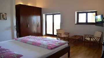 Villa with Pool and Garden in Tinjan