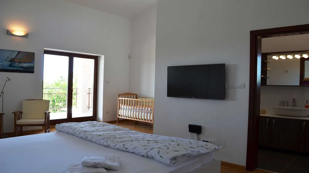 Villa with Pool and Garden in Tinjan