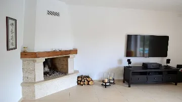 Villa with Pool and Garden in Tinjan