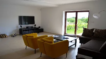 Villa with Pool and Garden in Tinjan