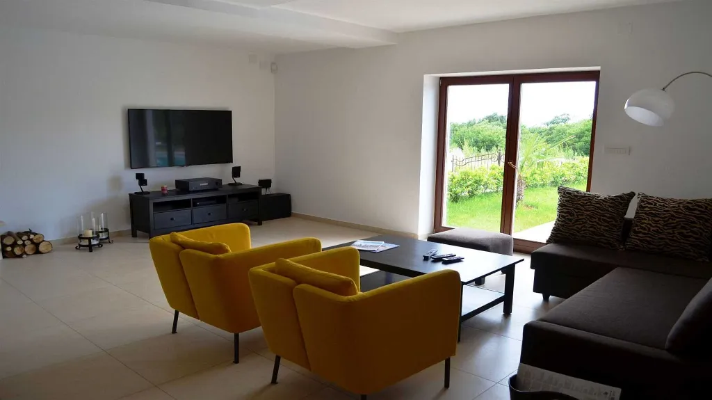 Villa with Pool and Garden in Tinjan
