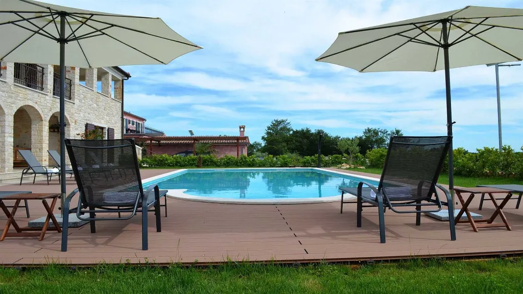 Villa with Pool and Garden in Tinjan