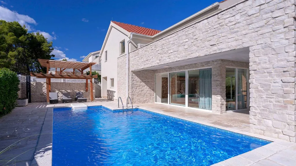 Modern Villa in Pitve, Hvar for 8 Guests