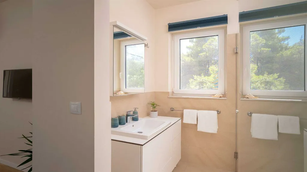Modern Villa in Pitve, Hvar for 8 Guests