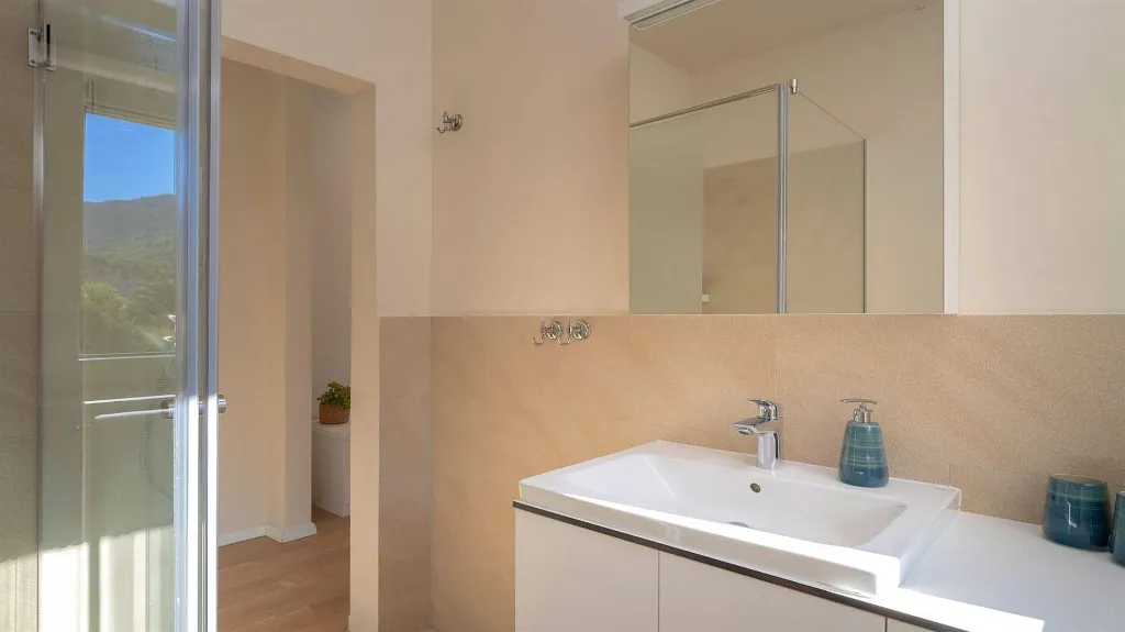 Modern Villa in Pitve, Hvar for 8 Guests