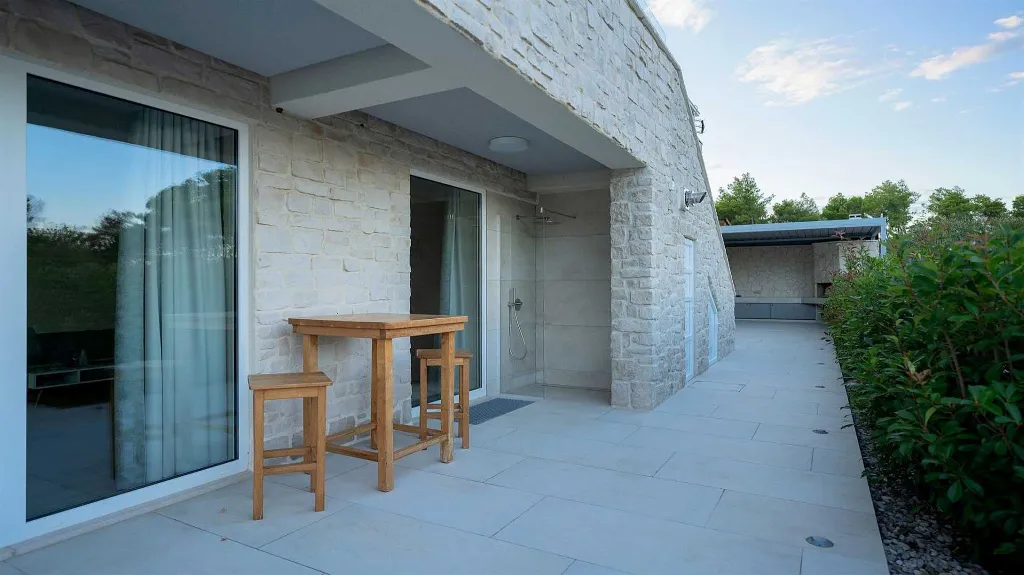 Villa with Pool in Pitve