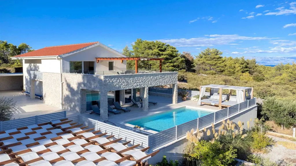 Villa with Pool in Pitve