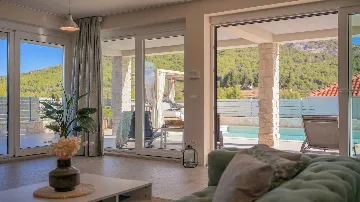 Villa with Pool in Pitve