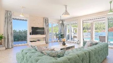 Villa with Pool in Pitve