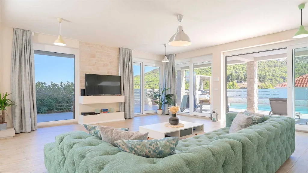 Villa with Pool in Pitve