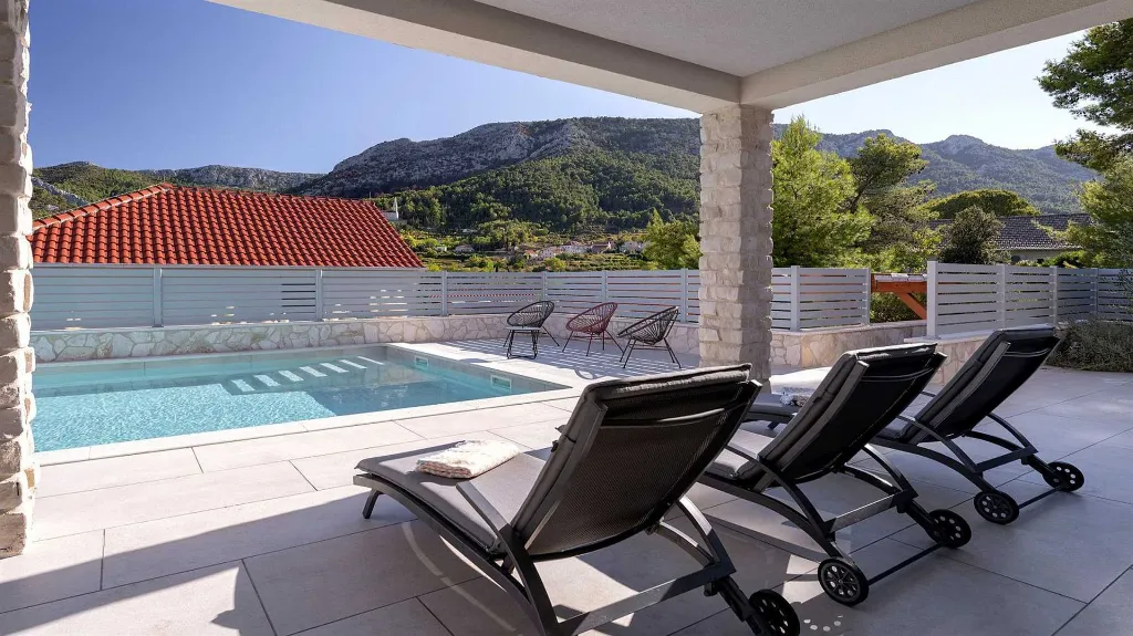 Villa with Pool in Pitve