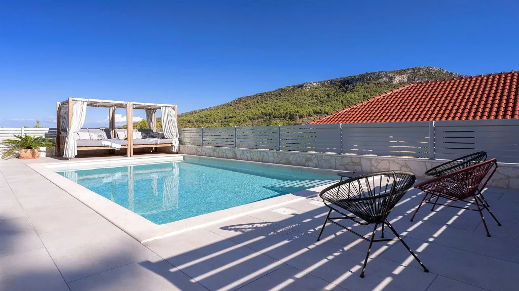 Villa with Pool in Pitve
