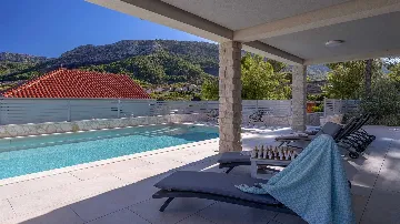 Villa with Pool in Pitve