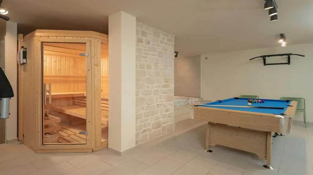 Villa with Pool in Pitve