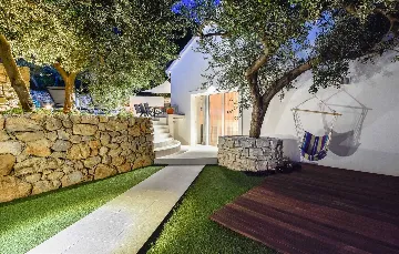 Serene Grove Retreat Pisak