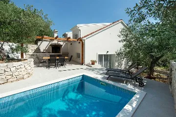 Serene Grove Retreat Pisak