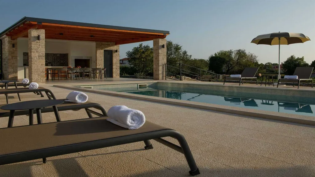 Villa with Pool for 8 Guests in Cukrići