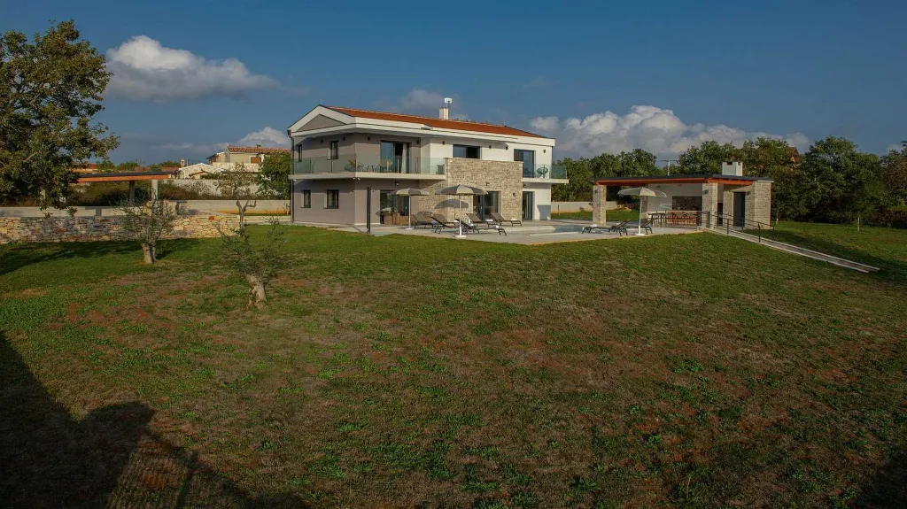 Villa with Pool for 8 Guests in Cukrići