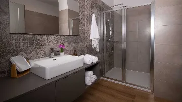 Villa with Pool for 8 Guests in Cukrići