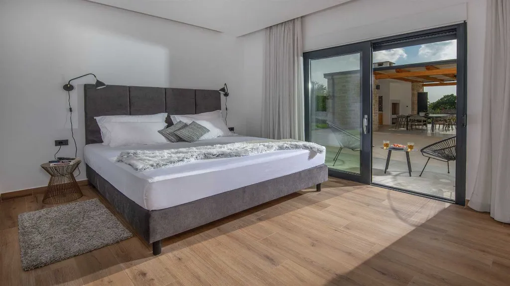 Villa with Pool for 8 Guests in Cukrići