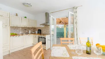 Villa with Pool in Špinovci