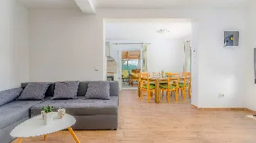 Villa with Pool in Špinovci