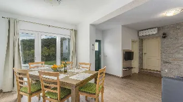 Villa with Pool in Špinovci