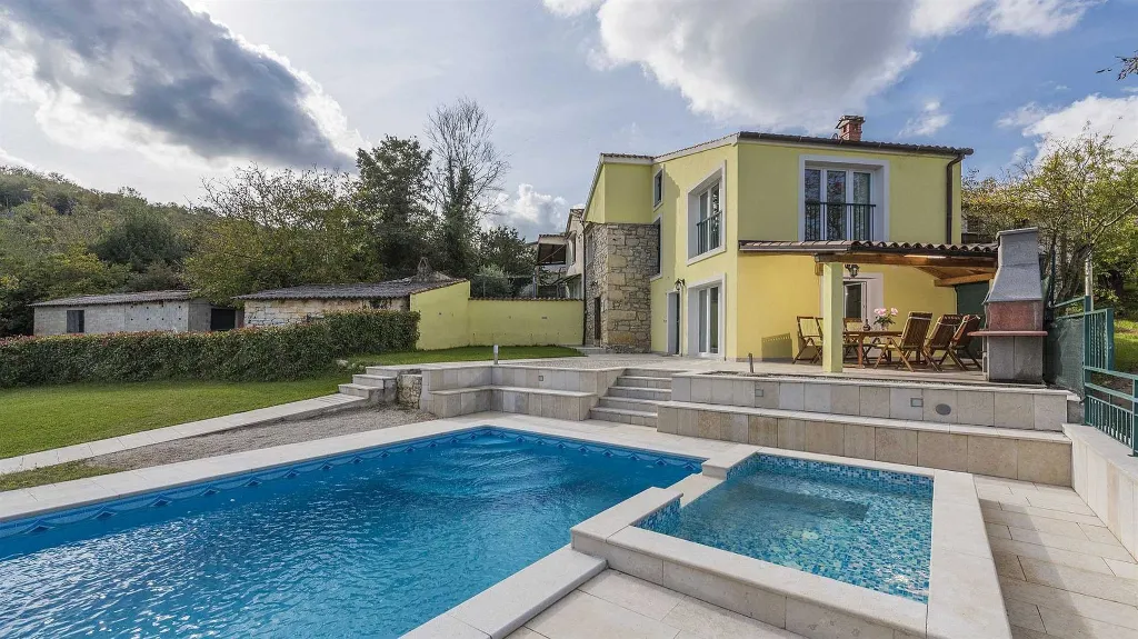 Villa with Pool in Špinovci