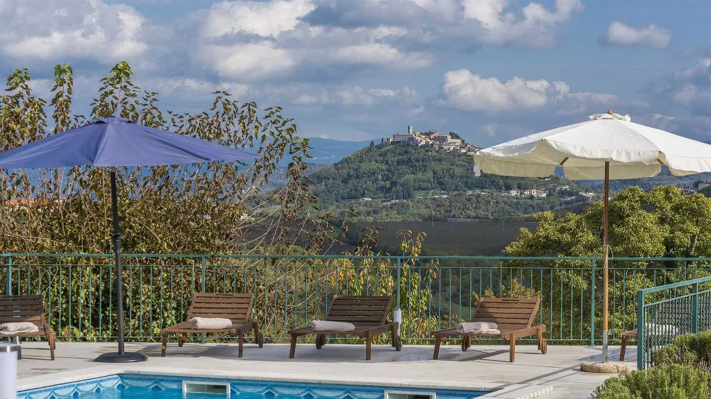 Villa with Pool in Špinovci