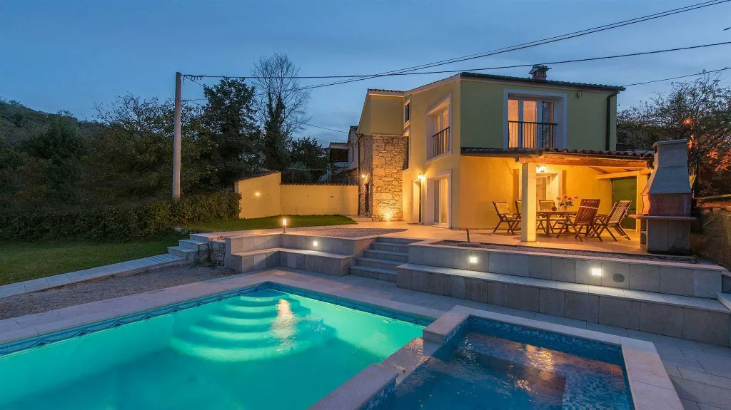 Villa with Pool in Špinovci